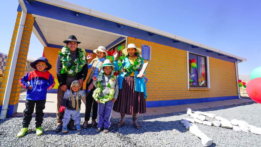 En Tiwanaku inician pavimentado de vías y entregan 40 viviendas