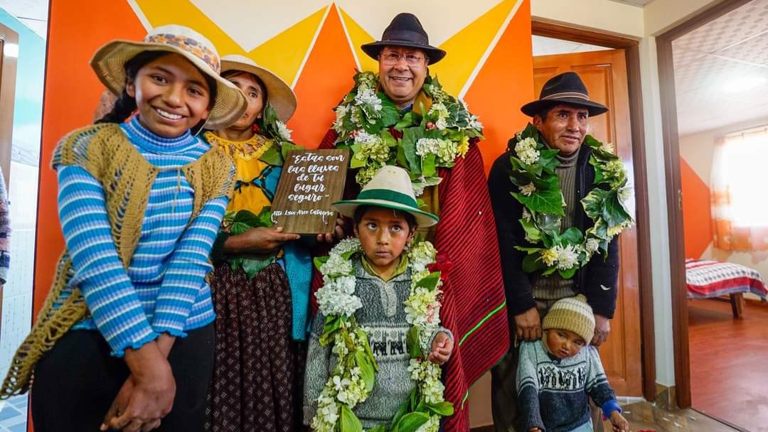 En Tiwanaku inician pavimentado de vías y entregan 40 viviendas