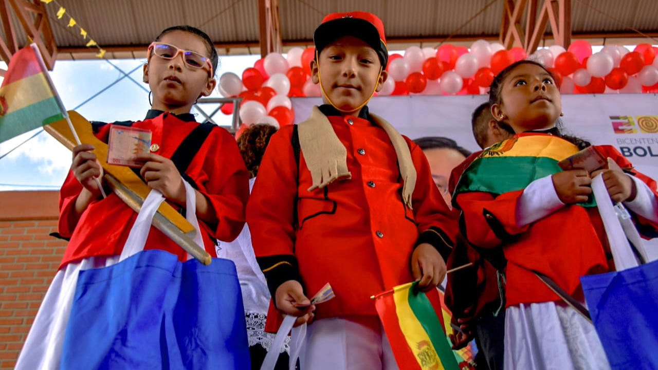 La felicidad de los niños al recibir su Bono Juancito Pinto