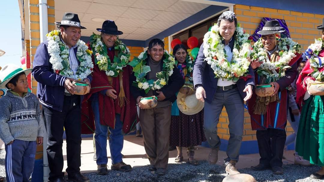 En Tiwanaku inician pavimentado de vías y entregan 40 viviendas