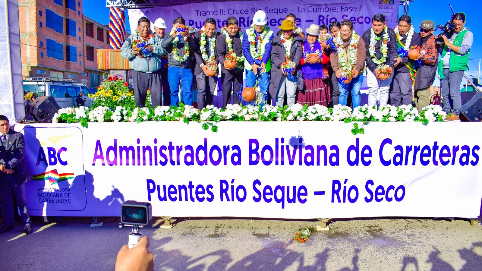 El presidente constitucional, Luis Arce Catacora, junto al ministro de Obras Públicas, Servicios y Vivienda, Edgar Montaño, participaron de los actos de inicio de la construcción del Tramo Segundo Cruce Río Seque – La Cumbre; Fase II Puentes Río Seque – Río Seco, en la ciudad de #ElAlto, donde la inversión del Gobierno nacional para infraestructura, supervisión y fiscalización asciende a Bs 94.883.289.